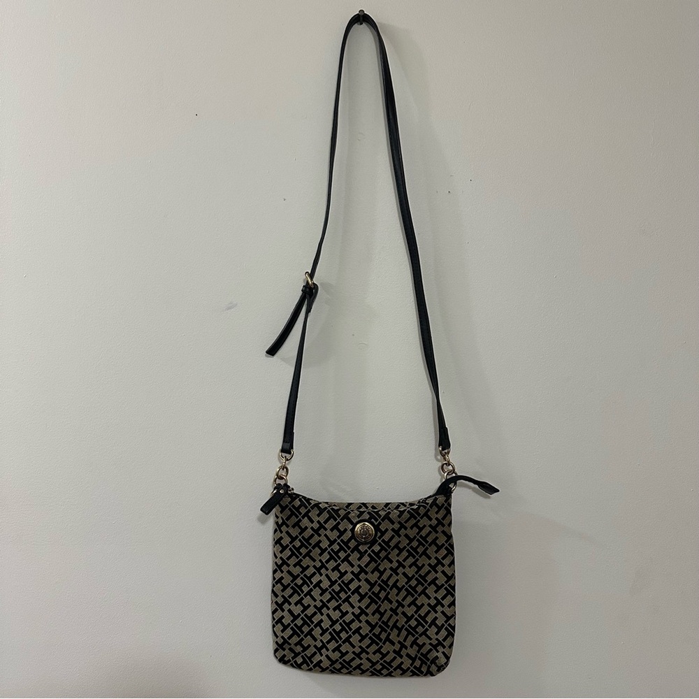 Tommy Hilfiger Black Crossbody Purse Signature Logo Bag Gold Hardware - Picture 2 of 10